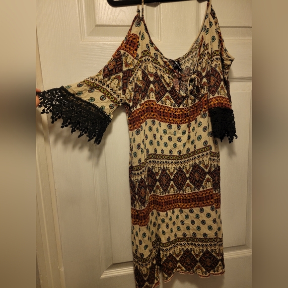 Cut out shoulder/off shoulder dress lace details on arms size 1x Charlotte Russe - Picture 7 of 9